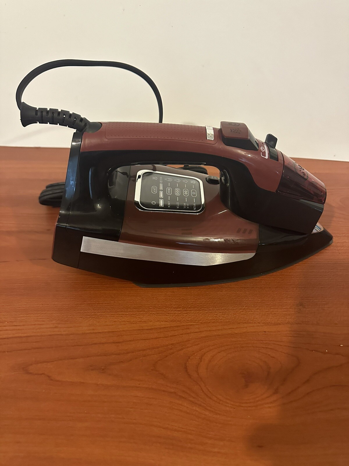 Sunbeam Professional 1700W Iron with Shot of Steam, LED Screen
