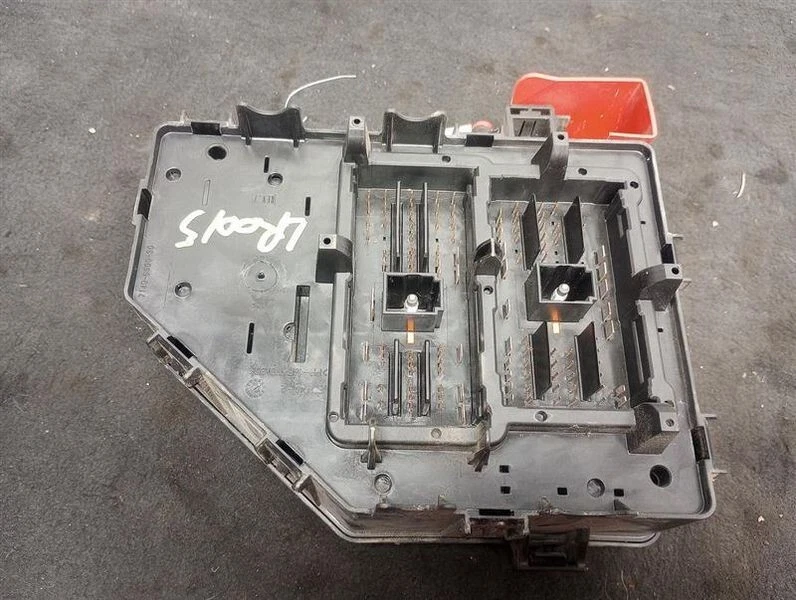 2013-2014 Buick Enclave,GMC Acadia Fuse Box Engine OEM - Image 4 of 4