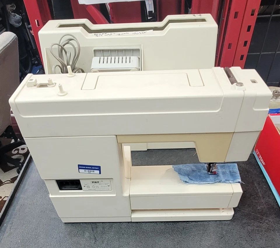 Pfaff 缝纫机带脚踏板 - Hobbymatic 917 - 运行但需要服务 — 第 4/4 张图片