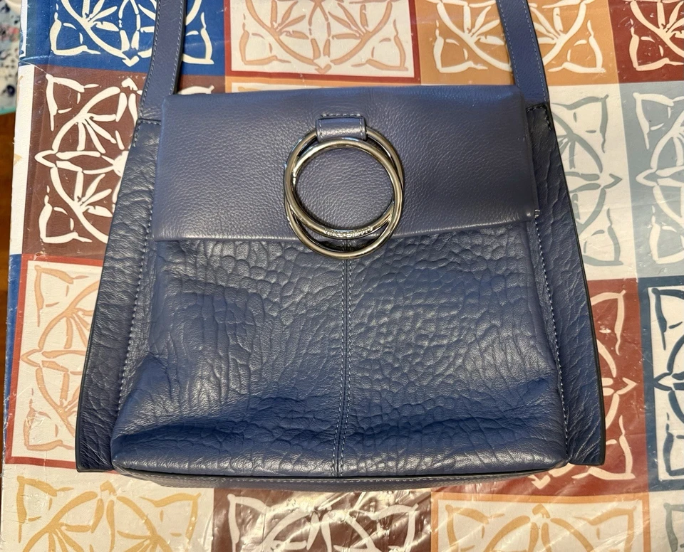 Cartera Bandolera Vince Camuto Livy Cuero con Bolsa para el Polvo, Azul Pizarra (Azul/Gris) Foto 3 de 4