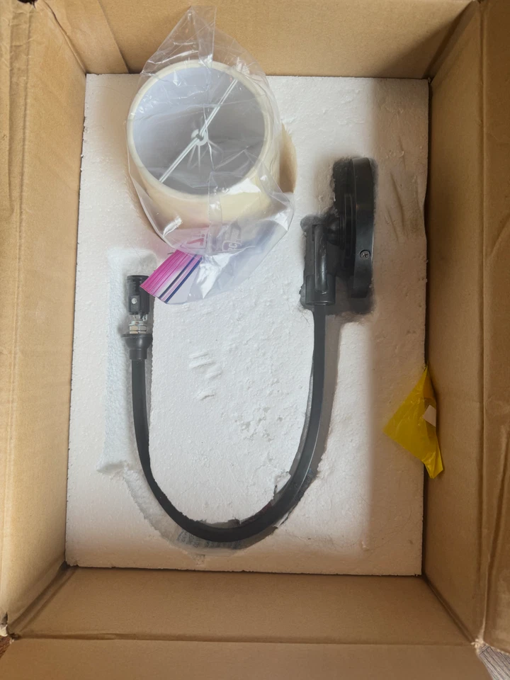 Aplique de bronce de la colección Thomas O'Brien Visual Comfort con pantalla de papel natural Foto 2 de 3