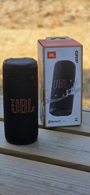 JBL - Enceinte Bluetooth Compacte Grip Etanche et résistante à la poussière Noir - Photo 1/2