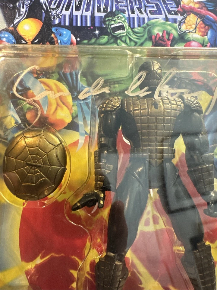 Universo Marvel: Spider-Man con escudo web de lanzamiento de Toy Biz 1996 - Firmado Foto 2 de 4