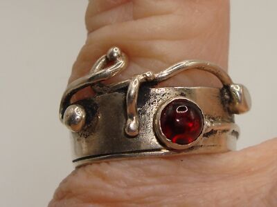 VINTAGE ARTISAN CRAFTED MODERNIST STERLING SILVER & GARNET BAND RING! SZ 6 1/4 