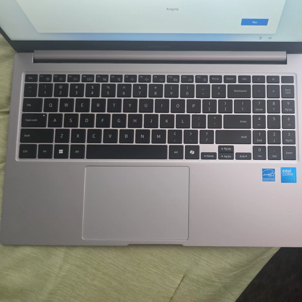 三星 Galaxy Book4 15.6 英寸 英特尔 7 16GB 512GB 固态硬盘 银色 - 状况完好 — 第 2/4 张图片