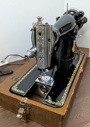 Vintage De-Luxe Ambassador Nähmaschine mit Koffer, Fußpedal, extra Füße - funktioniert - Bild 4 von 17