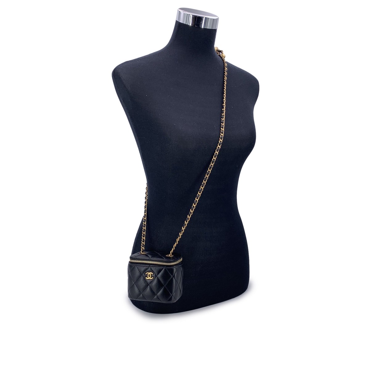 ショルダーバッグ・ポシェット × ヴィンテージ(中古) Chanel Velvet Vanity Crossbody Bag Authentic Chanel Black Quilted Leather Mini Vanity Case