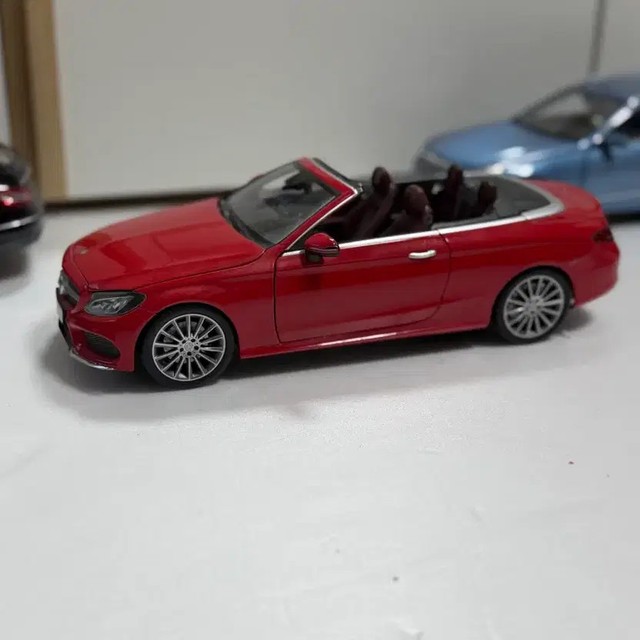 Mercedes-Benz C-Class Cabriolet 1:18 Diecast Model Car Red