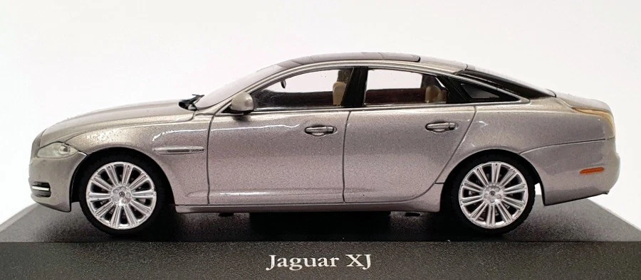 Atlas Editions 1/43 Scale Model Car 4 641 124 - Jaguar XJ - Silver - Image 3 of 4
