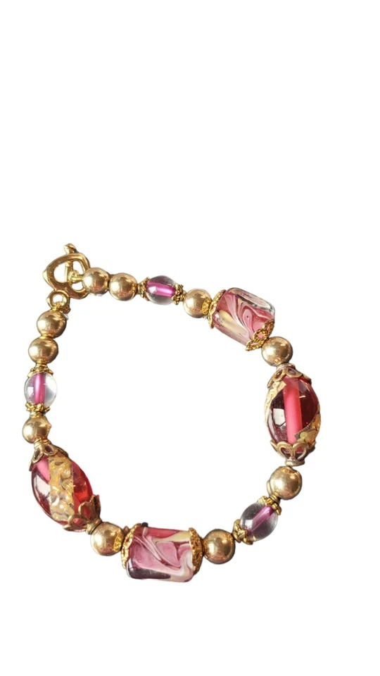 Brazalete de cuentas de vidrio rosa tono dorado y corazón cierre de palanca 8" Foto 2 de 4