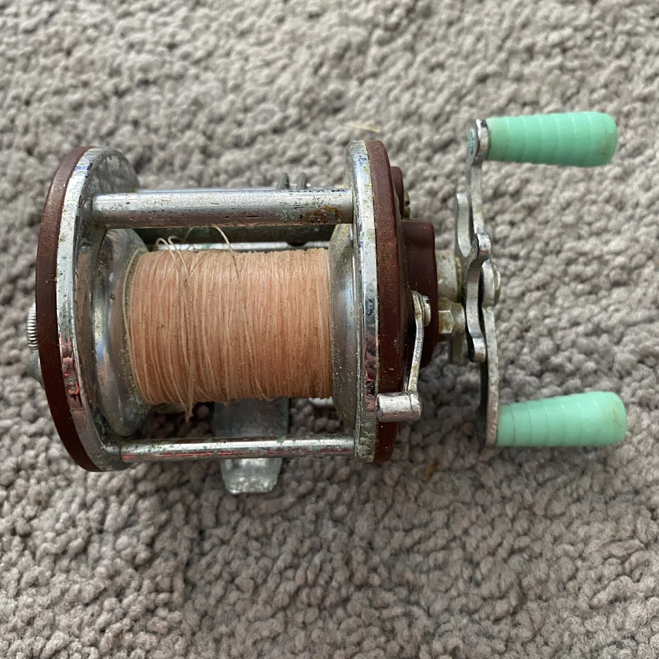 Vintage PENN PEER No.109 Burgund Angelrolle Tiefsee grüne Griffe. Lot X29