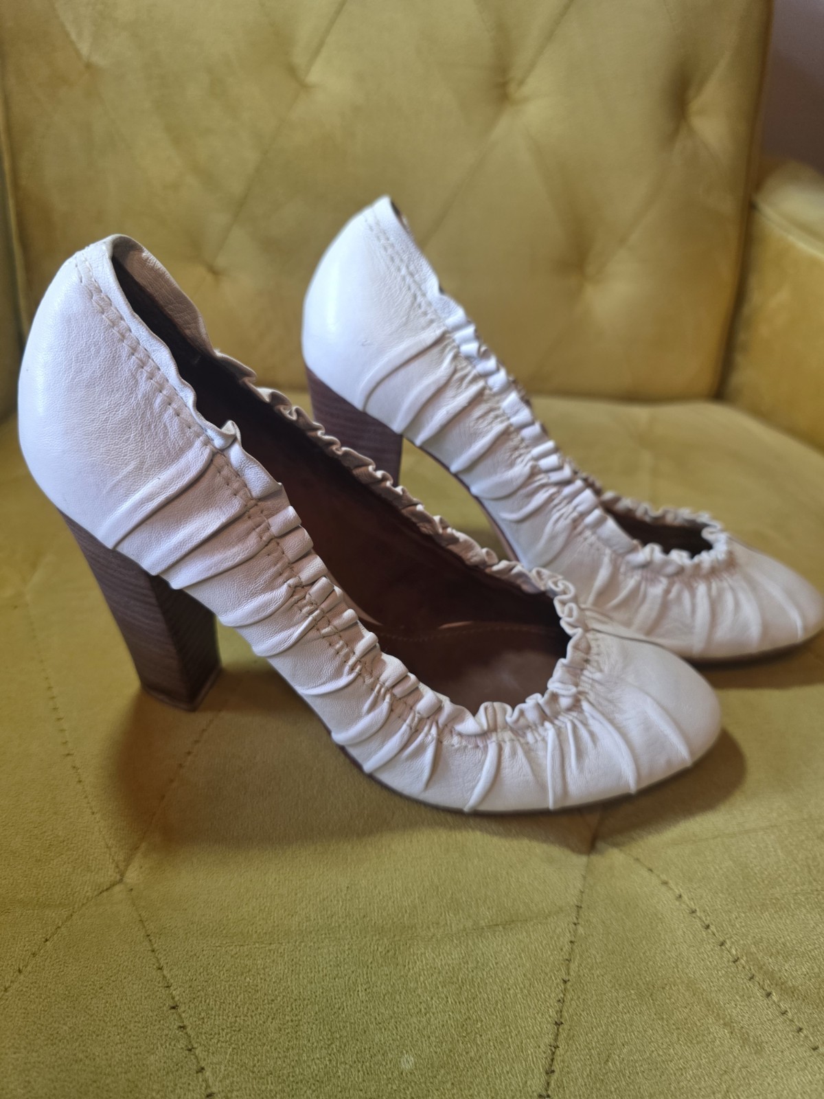 bcdgmaxazria Women’s White Leather Round Toe Ruffle Slip-On Block Pumps 8