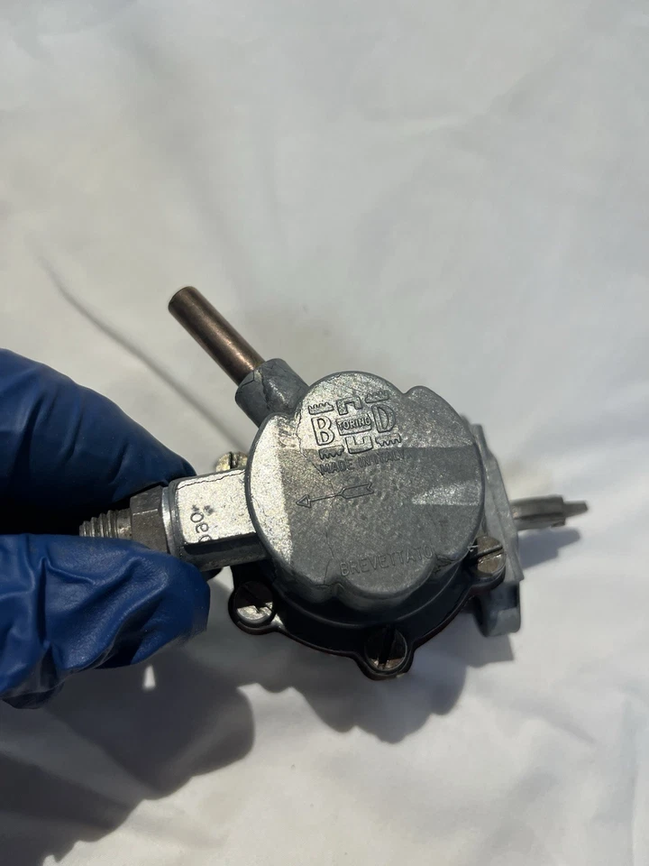 Bomba de combustible de repuesto Mercedes-Benz 190SL M121 220 M180 Foto 2 de 4