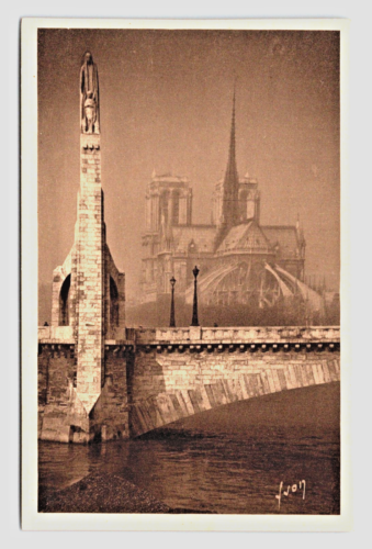 France Paris Notre Dame statue of Genevieve Photogravure Yvon c1918 - Afbeelding 1 van 2