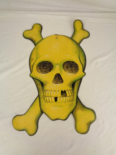 Vintage Halloween große Gelbgold Schädel & Knochen Karton geprägt Wanddekor