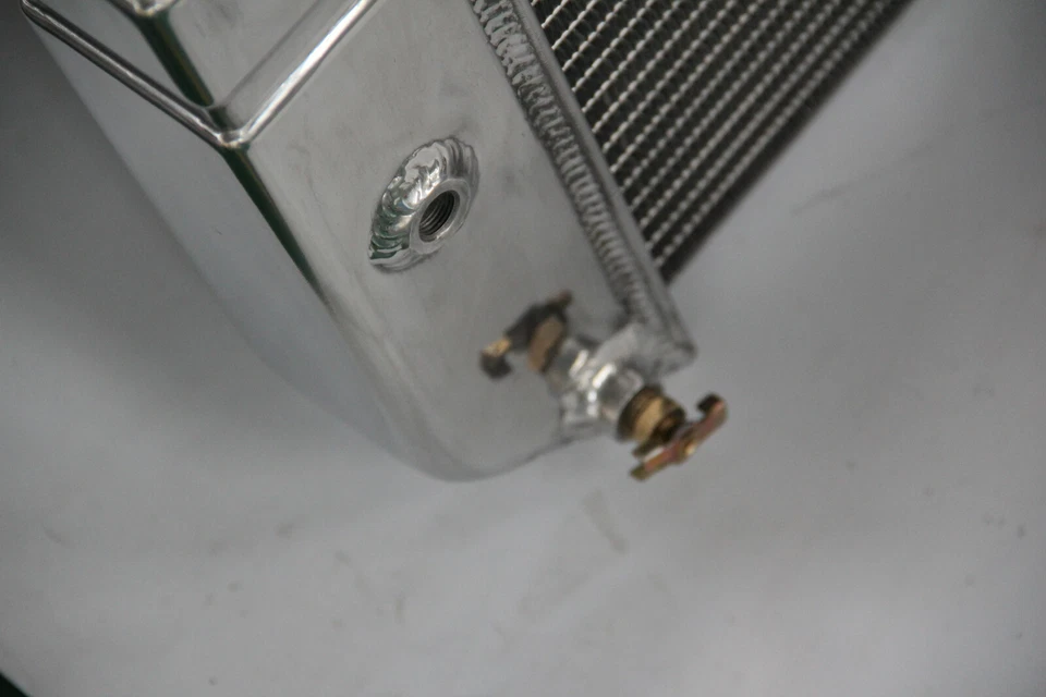 Radiador de aluminio pulido KKS 3 FILAS APTO PARA CHEVY C10 SUBURBAN 1982-86 6,2 L DIÉSEL Foto 4 de 4