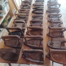 1 Lot de 30 fers à repasser anciens . Poids environ 40 kg , expédié en 2 colis