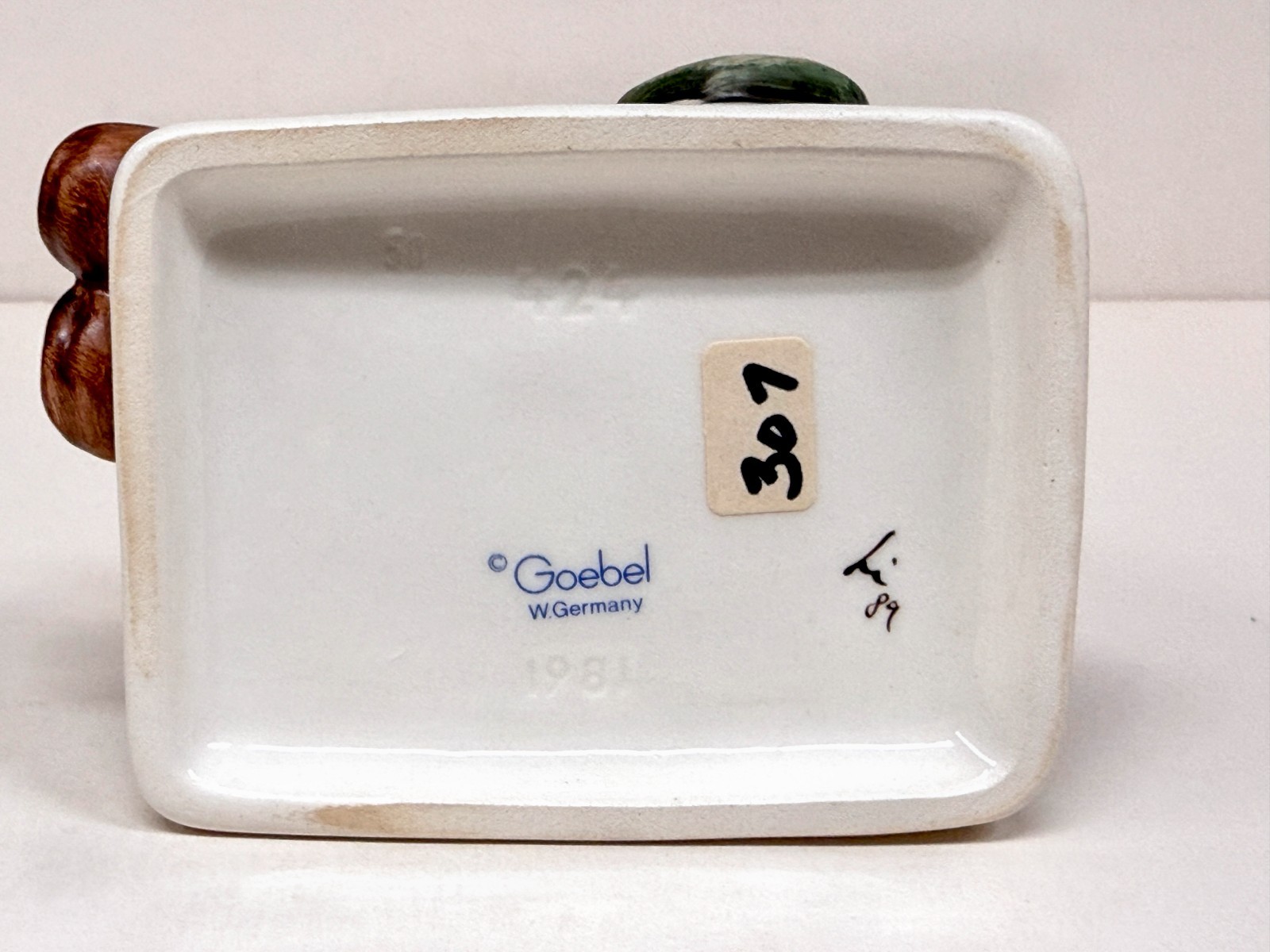 Hummel Figurine "SLEEP TIGHT" #424, TMK6, retired design, excellent condition