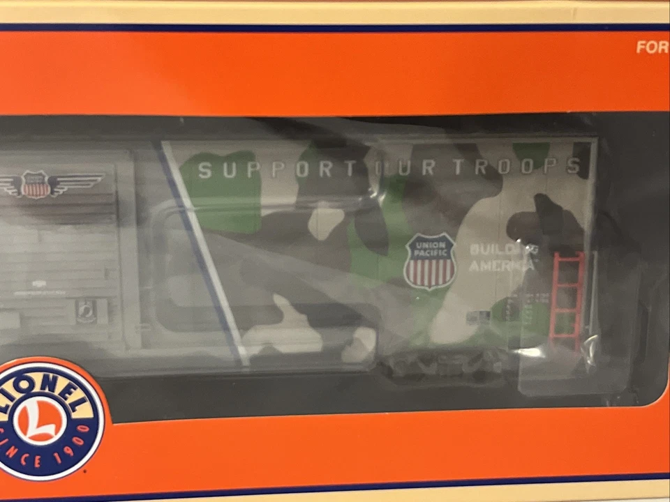 Lionel 6-85408 -  “Support Our Troops” LED Flag Boxcar UP #1943 - O Gauge - LN - Image 3 of 4