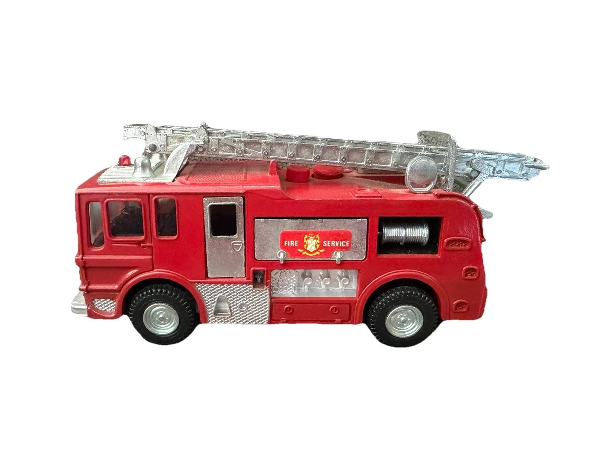 Dinky Toys - 1:43 - Volkswagen de luxe /Airport fire tender