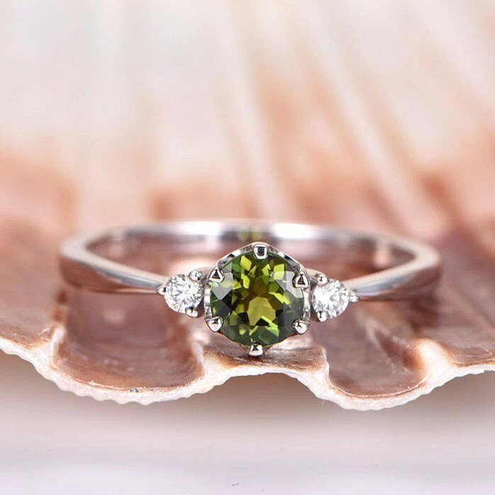 Anillo de compromiso de tres piedras de peridoto natural y diamantes de 1 quilate de oro blanco sólido de 14 k Foto 2 de 4