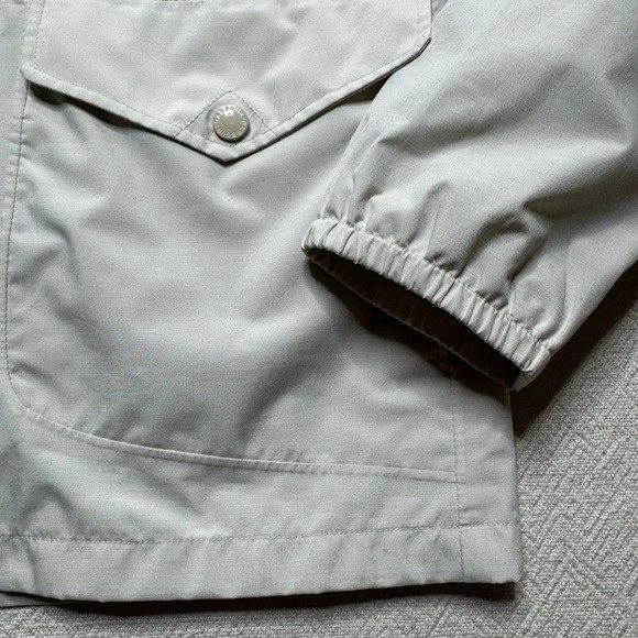 Chaqueta cortavientos Barbour Overland impermeable crema con capucha para mujer 6 M neutra Foto 3 de 4