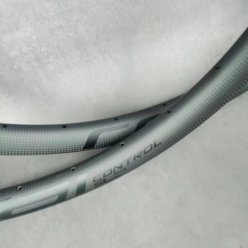 Llantas de bicicleta de carbono completas 29er/27,5er Mountain Tubeless listas para 24/28/32 agujeros rueda Foto 4 de 4