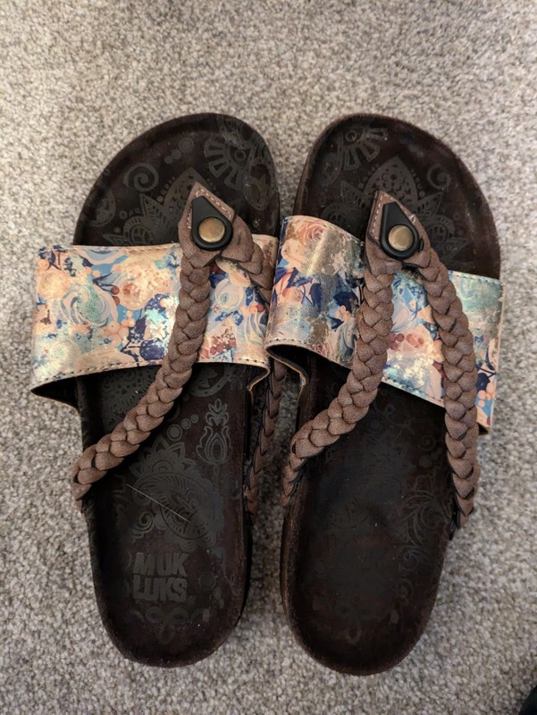 Muks slip on flat sandals size 9 Excellent multi color leather
