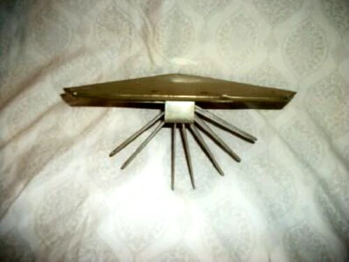 ART DECO AÑOS 20 CORBATA PARA HOMBRES ESFERA CROMADA MAYORDOMO CUERO SINTÉTICO ROJO DISEÑOS DECO Foto 3 de 3