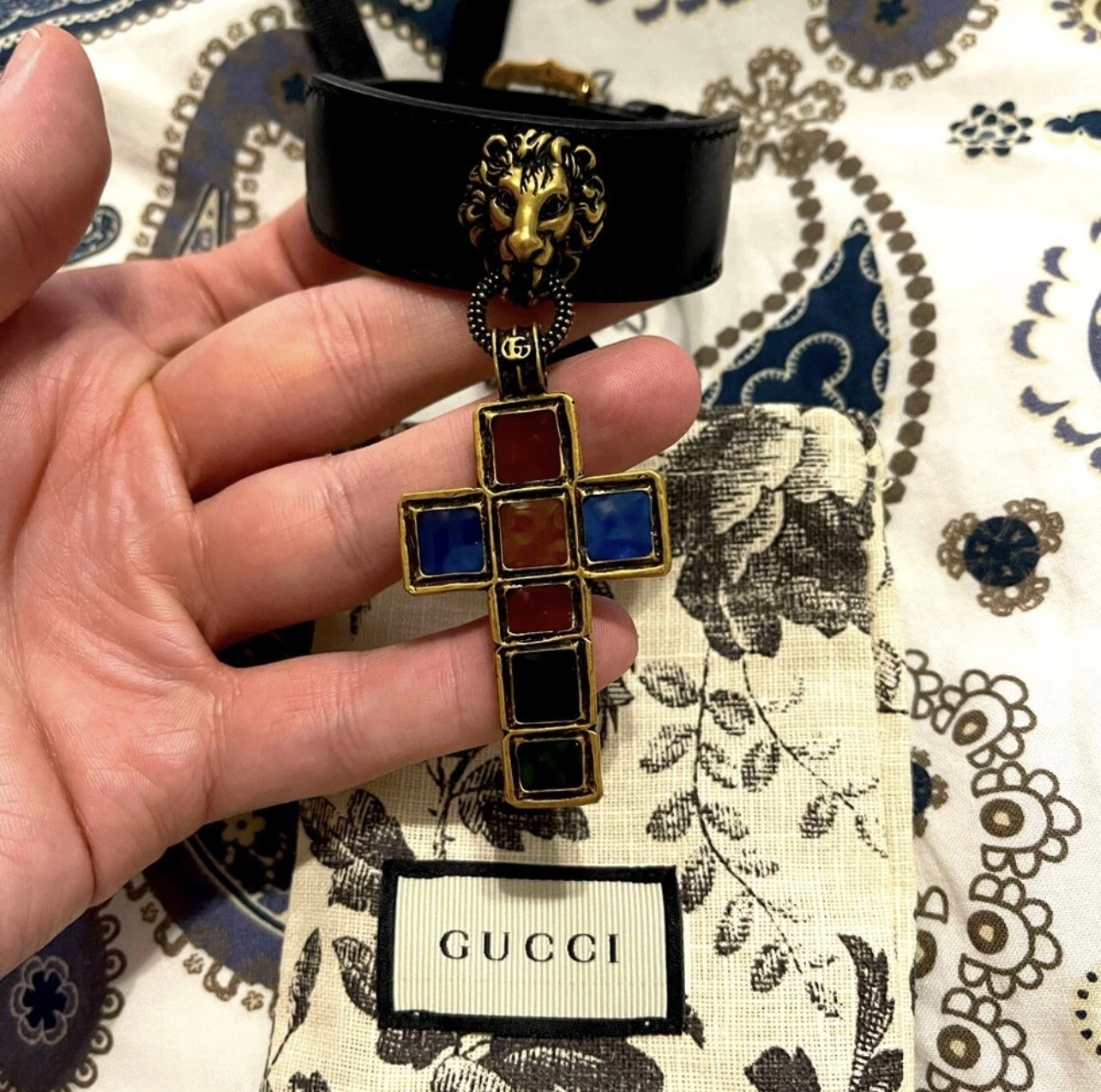 Bracelet tête de lion et bijou en cuir Gucci teinté croix ton or