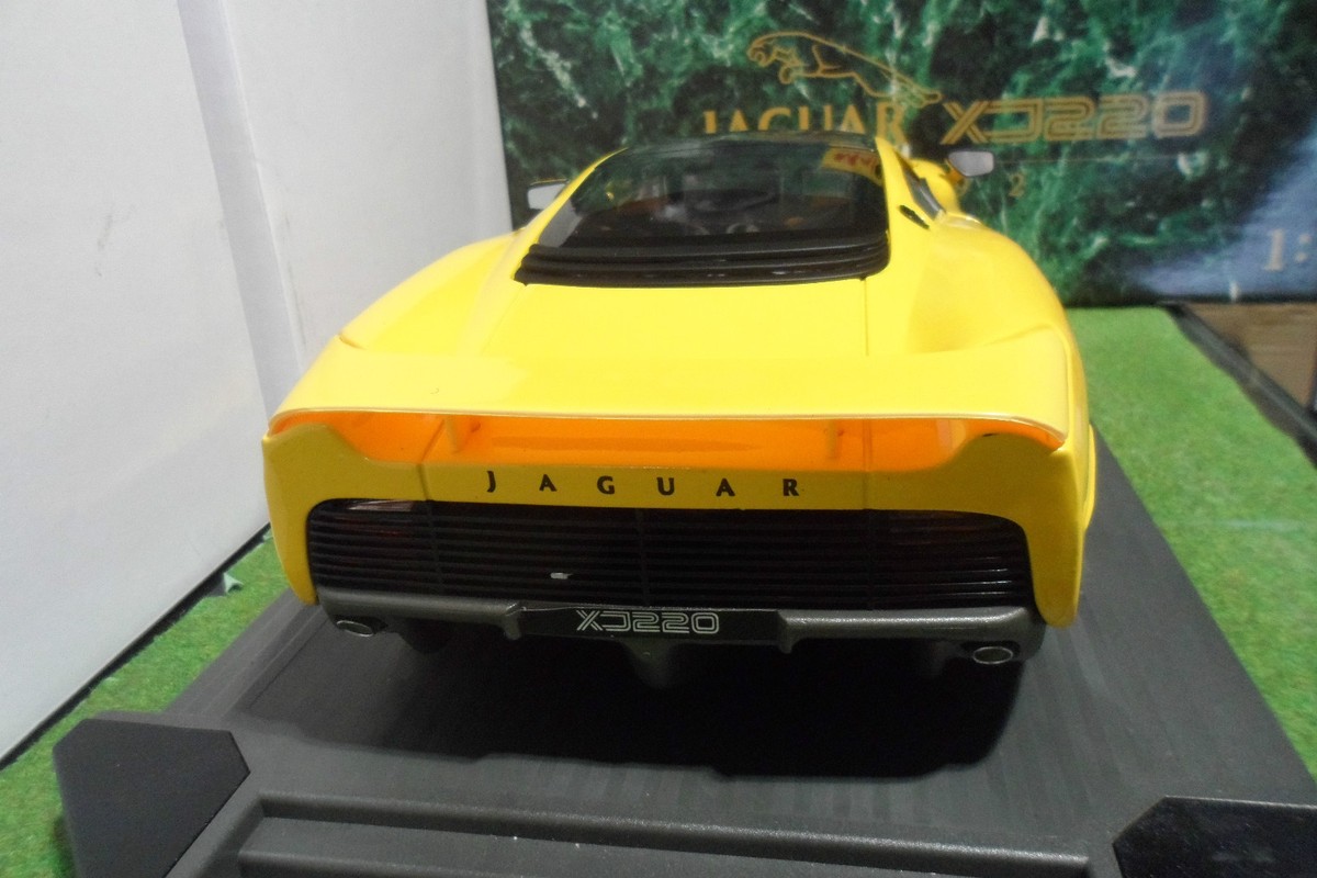 JAGUAR XJ220 jaune de 1992 au 1/12 MAISTO 33203 voiture miniature