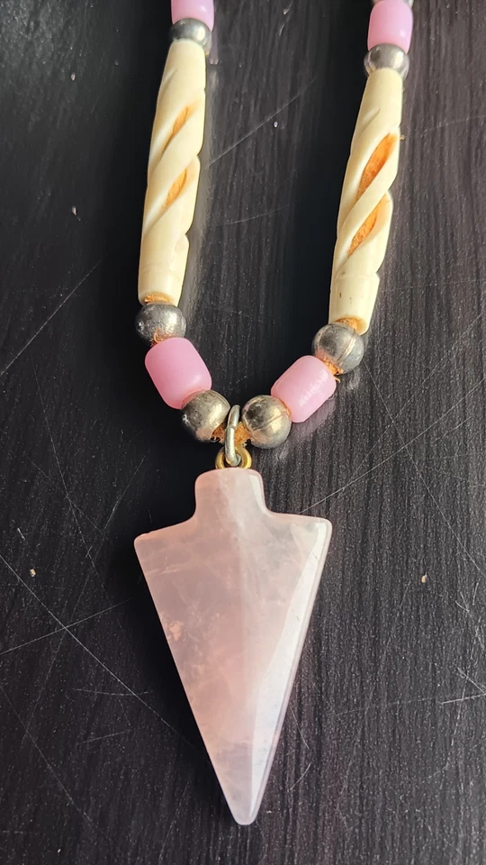 Colar pingente ponta de flecha quartzo rosa 14,5 miçangas e cordão de camurça - Imagem 2 de 4