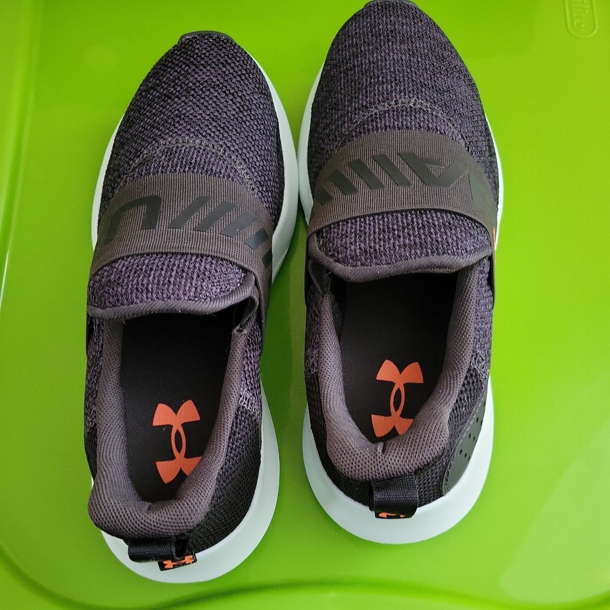 UA Surge 3 Slip Running Shoes size 8 mens BRAND NEW FREE