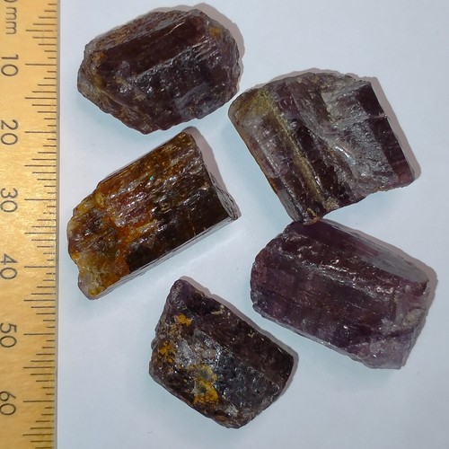 Purple Scapolite natural UV reactive short wave rough raw crystals bundle 209ct - Foto 7 di 7