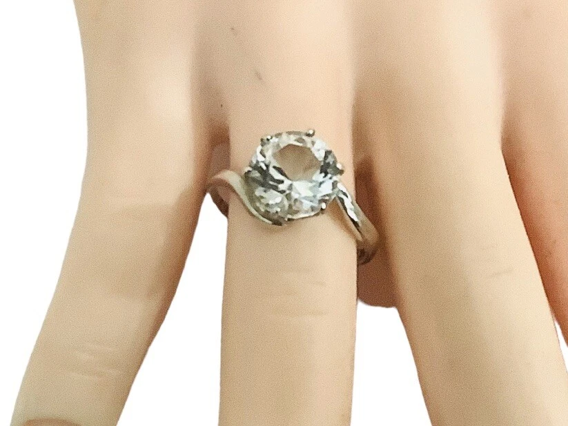 Обручальное кольцо из чистого серебра с одним белым цирконием круглое 2 карата размер 7,5 - Изображение 3 из 4