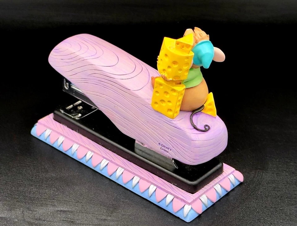 Grapadora de queso Disney Cenicienta Gus Gus | Estatuilla de escritorio de ratón decoración de oficina Foto 2 de 4