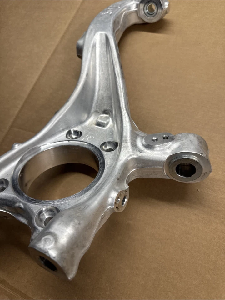 Оригинальный передний поворотный шпиндель Toyota Tundra LH 43202-0C010 2022-2025 со стороны водителя - Изображение 3 из 4