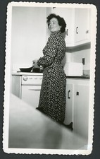 Mujer ama de casa cocinando mediados de siglo foto instantánea interior cocina años 50