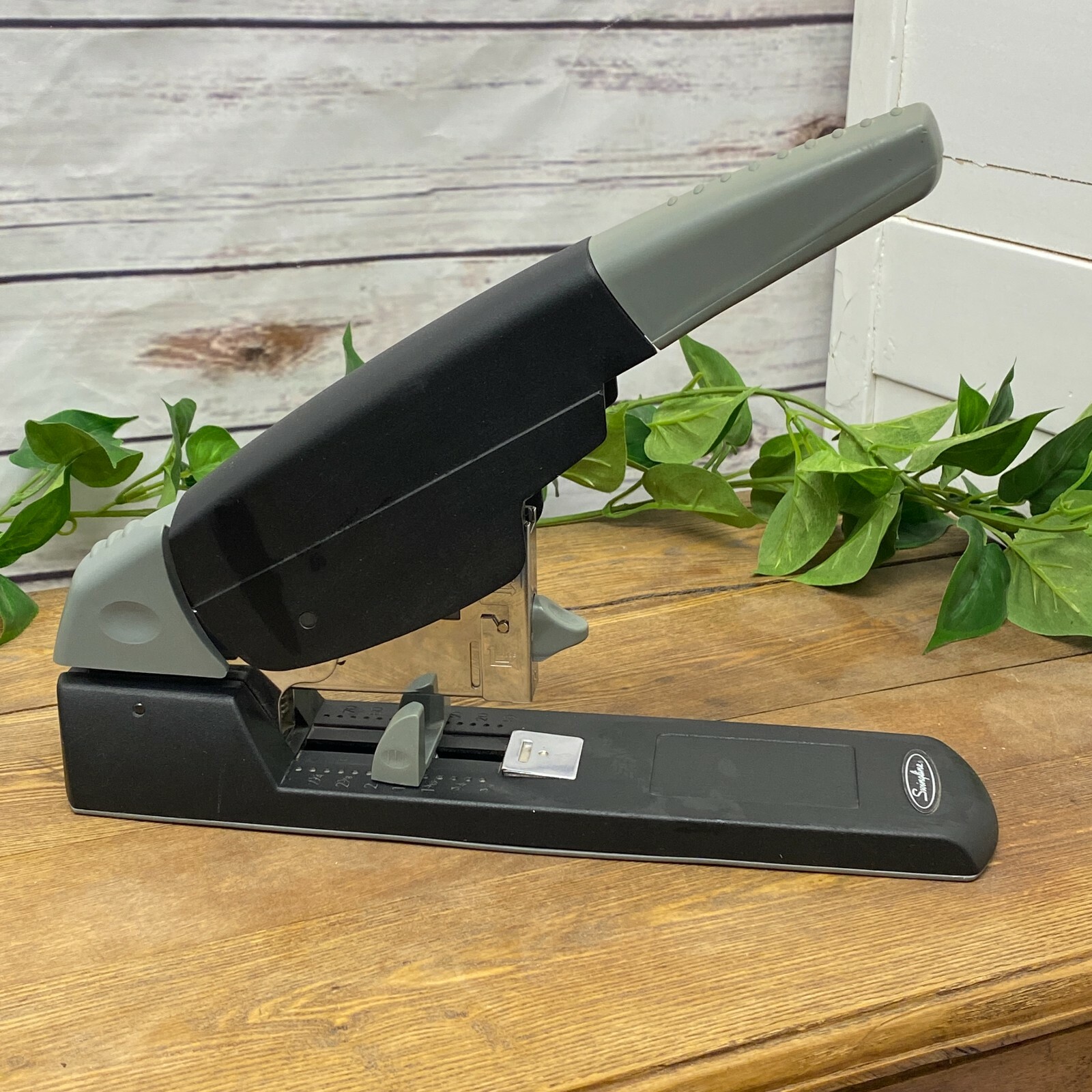 Swingline Commercial HighCapacity HeavyDuty Desk Stapler 210 Sheets