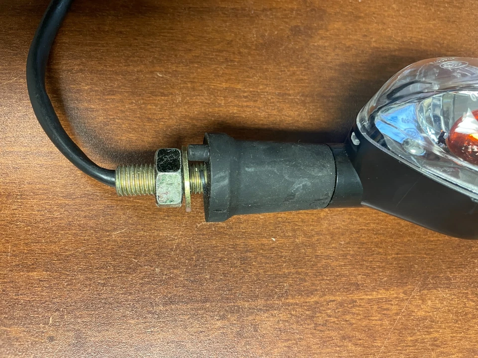 UNITED MOTOR НОВЫЙ ЛЕВЫЙ ЗАДНИЙ ПОВОРОТНИК МИГАЛКА MATRIX II 150 FASTWIND 220R - Изображение 3 из 4