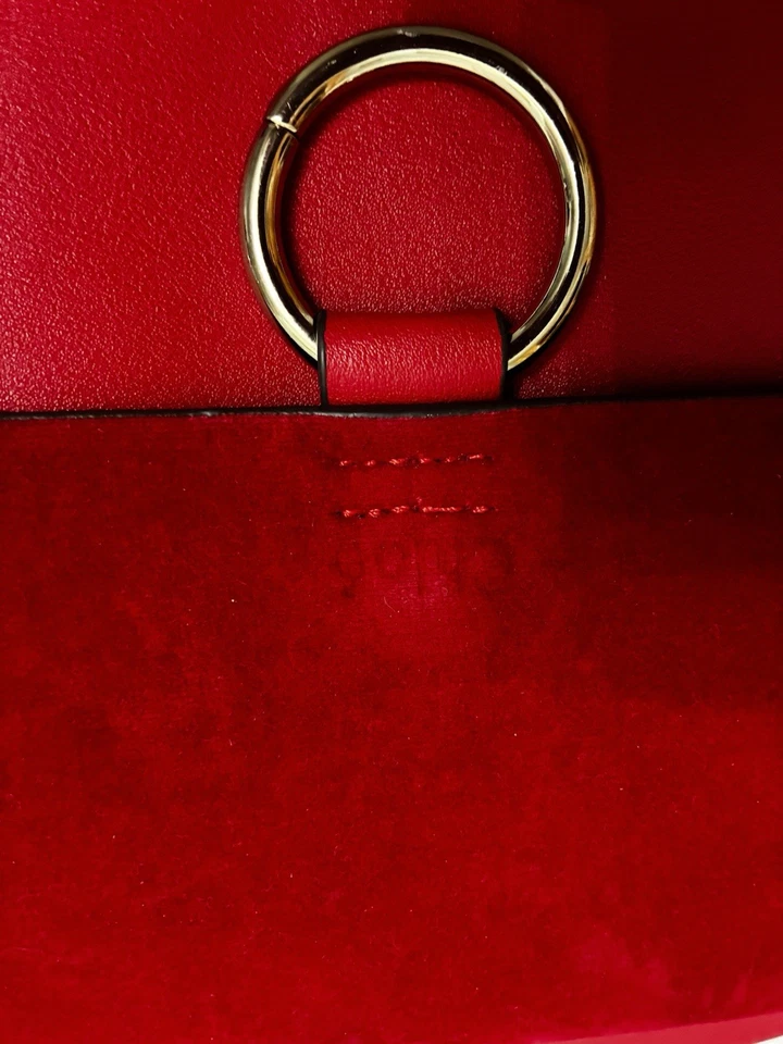 Bandolera para mujer Chloe de cuero cadena roja y dorada Foto 3 de 4