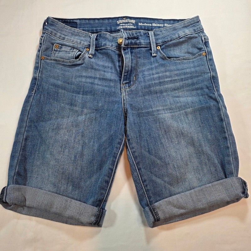 women's signature Levi Strauss modern skinny shorts size 26 Bermuda above knee
