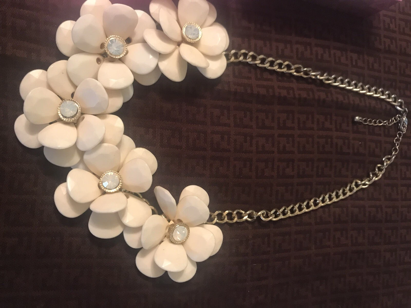 OFF WHITE Collana con fiori colore bianco sporco crema con pietre a strappo nuova con etichetta