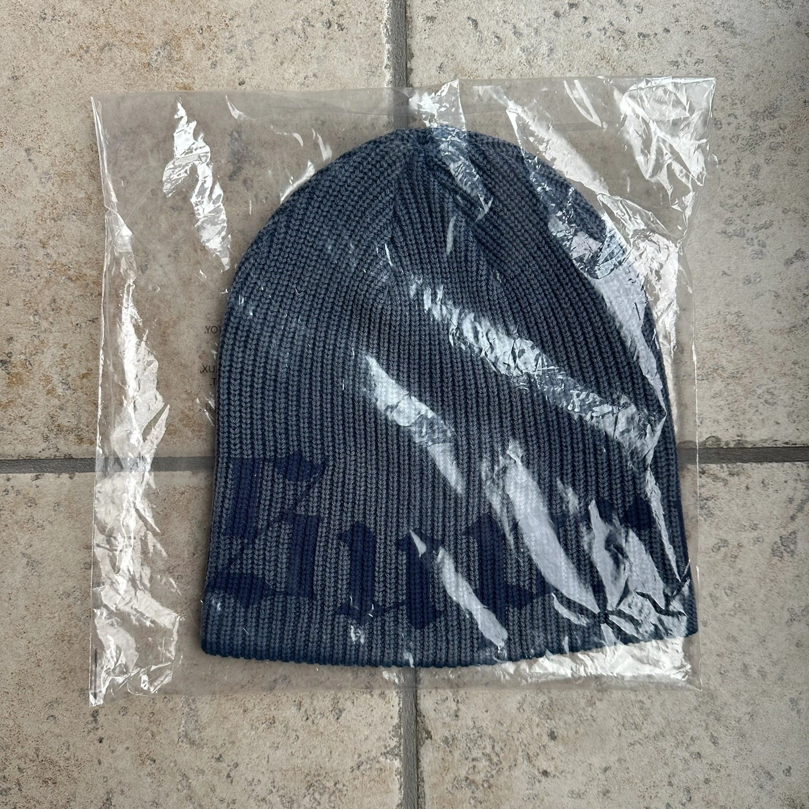 Bonnet Supreme ancien imprimé anglais ardoise neuf à la main