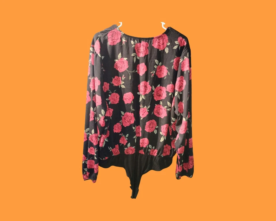 Body para mujer Rue 21+ 3X negro con rosas rojas rayón, spandex, poliéster Foto 2 de 3