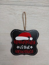 ¡Nuevo! "Travieso es el nuevo bonito" Sombrero de Papá Noel Navidad Madera Letrero Árbol Adorno Bandeja