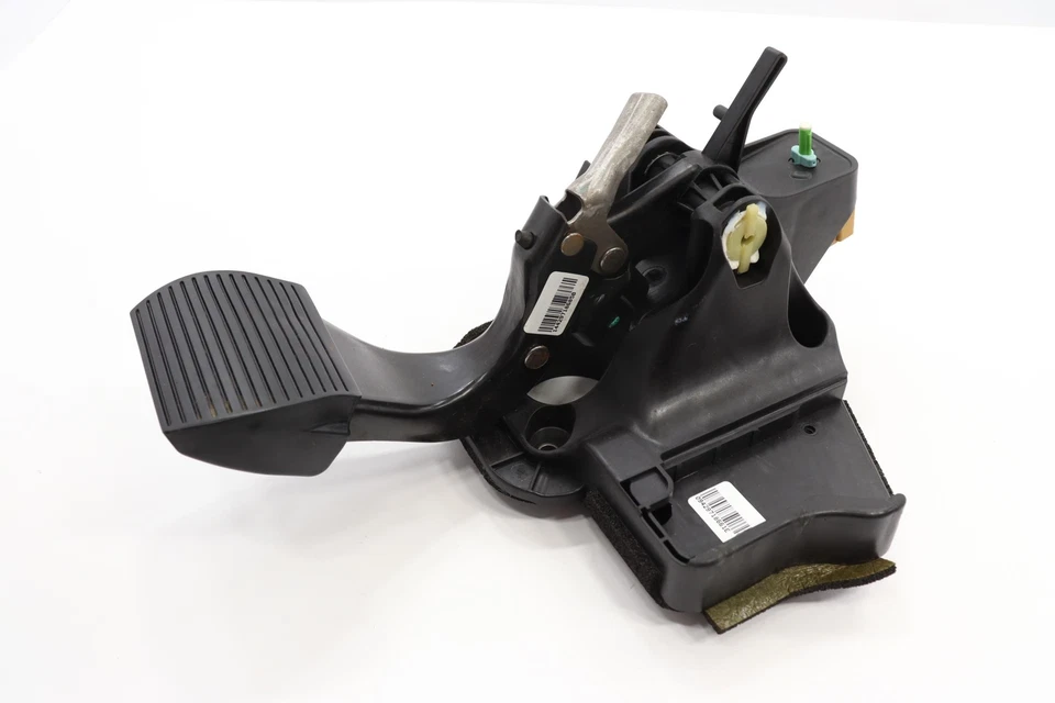 2018 - 2020 FIAT 500L FRONT FOOT BRAKE STOP PEDAL W/ BRACKET OEM 00521023100 - Image 2 of 4