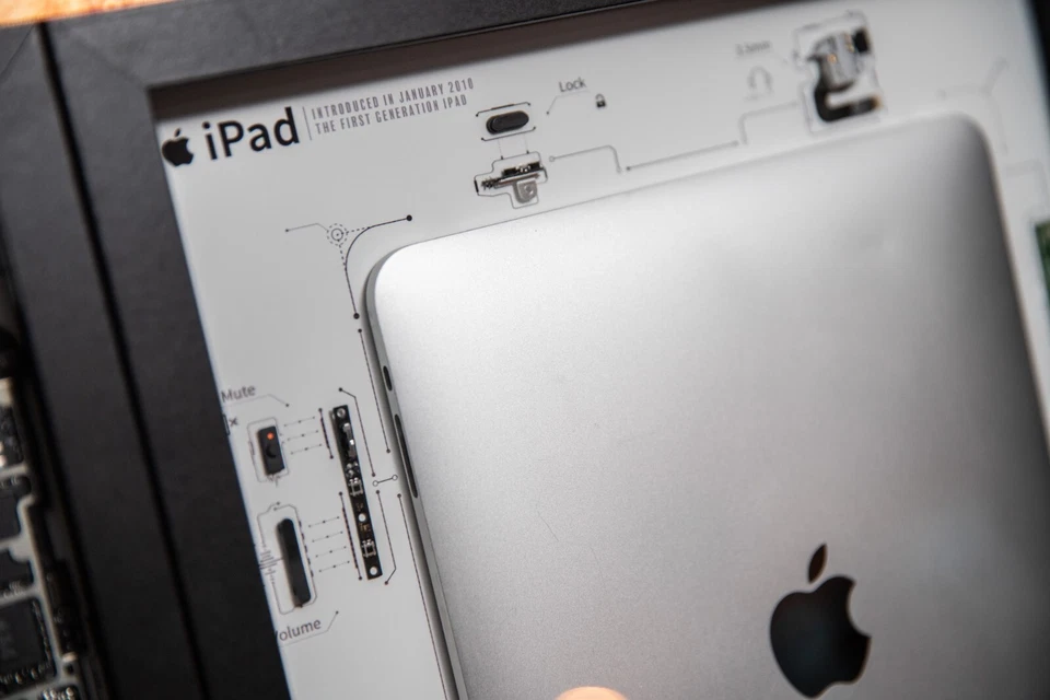 Framed Disassembled iPad 1 Art, Teardown Tablet Wall Display,Gift for Apple Fans - Image 4 of 4