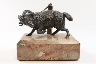 Widder am Pfahl Bronze Figur auf Marmorsockel unsigniert um 1900 (IG292)