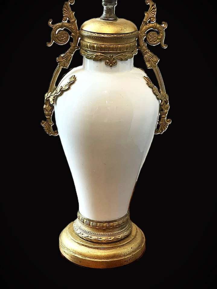 Antigua lámpara de mesa francesa estilo Luis XV de porcelana esmaltada blanca con soportes de bronce Foto 4 de 4